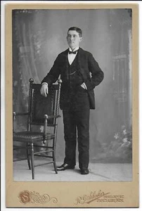 Antigua foto de gabinete Robert G Shaker 115 Kelsey Street Eau Claire Wisconsin - Imagen 1 de 1