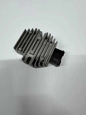 Regulador rectificador Ricks Honda CBR1100XX Blackbird 1997-1998 y VFR750F 90-1997 Foto 1 de 2