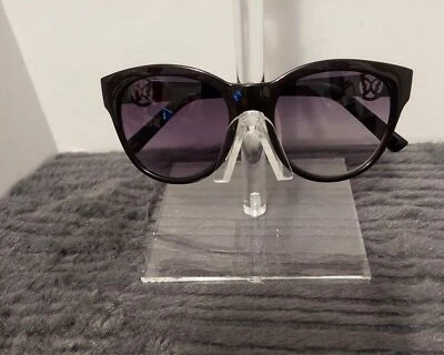 Mariposa negra con brazos plateados Foto 1 de 3