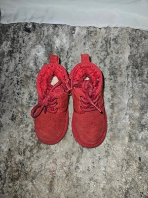 Botas femininas UGG Neumel Chukka infantil tamanho 8 camurça vermelha forrada de pele de carneiro - Imagem 1 de 4