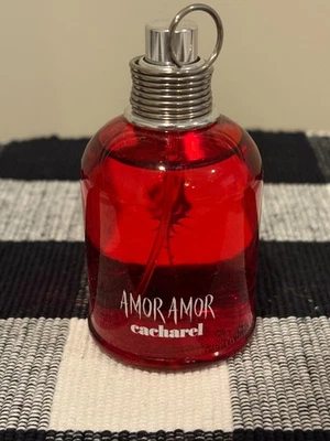Amor Amor por Cacharel - Eau de Toilette Spray para Mujer - 1.7 OZ Foto 1 de 3