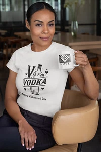 Lustiges Valentinstag Unisex T-Shirt, V is for Vodka Tee, Comedic Tee, Alkohol - Bild 1 von 21