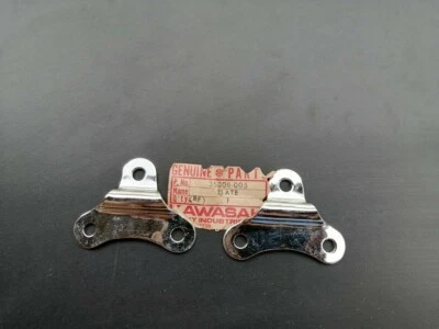 Placa de retención guardabarros delantero Kawasaki 125cc B1 B1L-A NOS x2 Japón P/N 35008-005 Foto 1 de 4