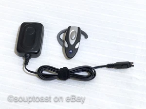 OLD SCHOOL COOL Motorola HS820 Bluetooth Earpiece with Motorola Charger TESTED - Picture 1 of 3