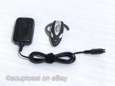 OLD SCHOOL COOL Motorola HS820 Bluetooth Earpiece with Motorola Charger TESTED - Image 1 of 3