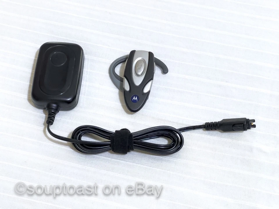 OLD SCHOOL COOL Motorola HS820 Bluetooth Earpiece with Motorola Charger TESTED - Image 1 of 3
