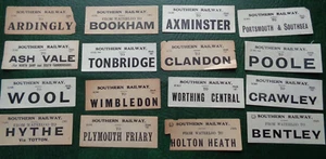 Vintage EISENBAHN GEPÄCKETIKETTEN - Axminster Wolle Plymouth Friary Ash Vale Holton - Bild 1 von 3