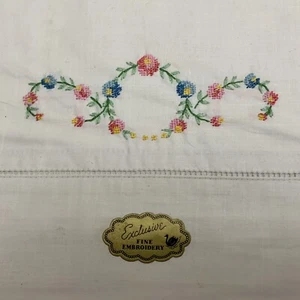 VTG Set Of 2 Pillowcase Embroidered Floral Motif Cotton White 20 x 31 NOS - Picture 1 of 12