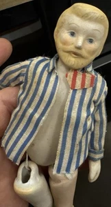Vintage 70er Porzellan blonder Bart Mann Haus Puppe gestreiftes Hemd 5 Stück reparaturbedürftig - Bild 1 von 7