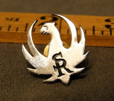 Коллекционные памятные вещи Ruger серебряный/черный логотип булавка или галстук новый из старых запасов - Изображение 1 из 4