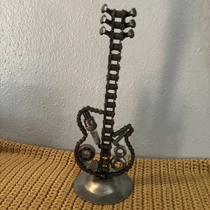Metall Gitarre Figur Steam Punk Industrial Style Kettenmutter Schraube Feder Unikat - Bild 1 von 14