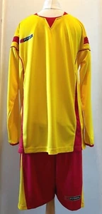 Kit calcio originale uomo adolescenti camicia pantaloncini calze XS-L NUOVO CON ETICHETTE giallo/rosso - Foto 1 di 84