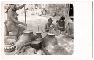 20er Jahre Panama Indianer Indianer nackte oben ohne Frau kocht - ECHTFOTO - Bild 1 von 2