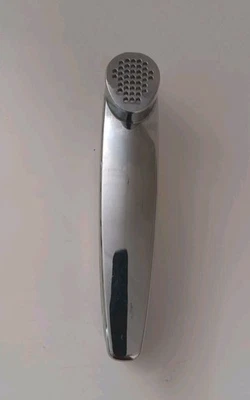 Prensa de ajo profesional de metal cromado Farberware de colección de alta resistencia de 8 oz Foto 1 de 4