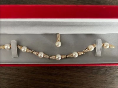 $26K JFA DESIGNS JEAN-FRANCOIS ALBERT 18K PEARL DIAMOND BRACELET + CARTIER POUCH - Image 1 of 4