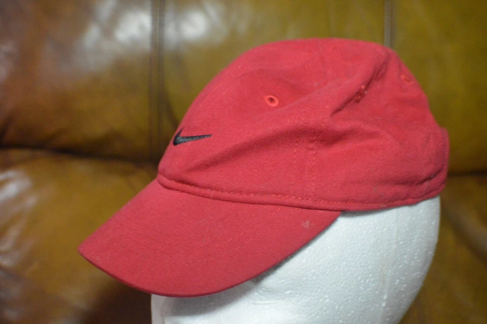 Boné de beisebol Nike vermelho com preto Swoosh bebê menino menina ajustável  - Imagem 1 de 4