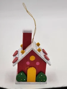 Decorazione natalizia casa in legno dipinta a mano vintage con cuori e porta gialla - Foto 1 di 9