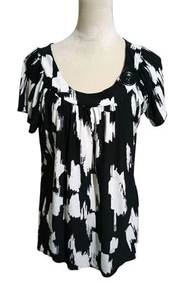 Блузка Suzie In The City с коротким рукавом черно-белая с цветочным узором размер средний на пуговицах деталь - Изображение 1 из 4