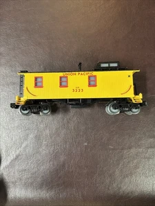 RailKing 33-7803 Spur O Union Pacific Woodsided Illuminated Caboose #3223 - Bild 1 von 6