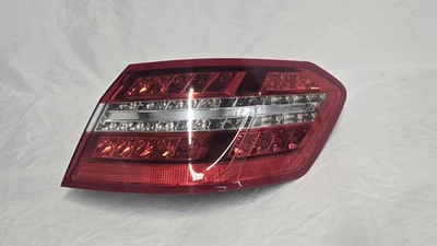 Conjunto de luces traseras para pasajero derecho Mercedes Benz E350 2010-2013 exterior trasero derecho. Foto 1 de 4