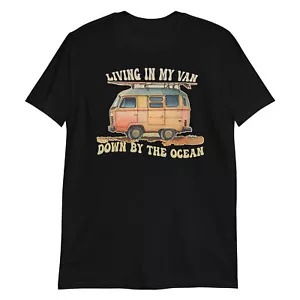 T-shirt Living In My Van Down By The Ocean divertente spiaggia estiva SNL unisex River a - Foto 1 di 10