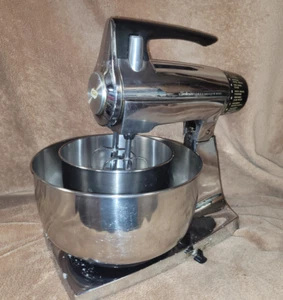 Vintage Sunbeam 12 Speed Mixmaster Chrome W/ Bowls Beaters Cover 6' Cord Video! - Picture 1 of 23