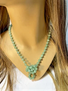 Traslucido vintage? Collana lunga di perle annodate a mano in giada verde pallido - Foto 1 di 12