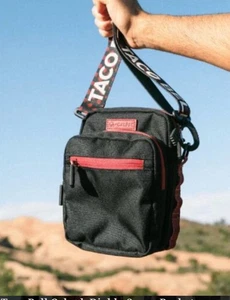 TACO BELL CALPAK DIABLO SAUCE PACKET CROSSBODY BAG BLACK  - Bild 1 von 7