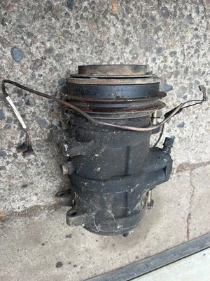 COMPRESSOR AC NIPPONDENSO 047200-2500 USADO PARA 79-94 PORSCHE 928 V8 COUPE R31 - Imagem 1 de 4