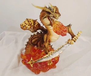 Feueratmender Drache Figur Schwert schwingender Fantasy Drache in Flammen stehend - Bild 1 von 6