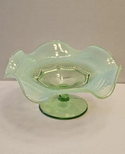 Plato de pedestal con volantes opalescentes de vidrio verde compota perlas y escamas Jefferson - Imagen 1 de 14