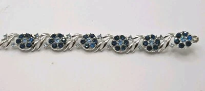 Brazalete Vintage Tono Plata Floral Azul Estrás Cierre a Presión 6.75" Foto 1 de 4