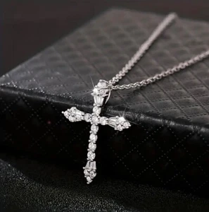 Collana croce elegante con pietre di zirconi scintillanti - Foto 1 di 7