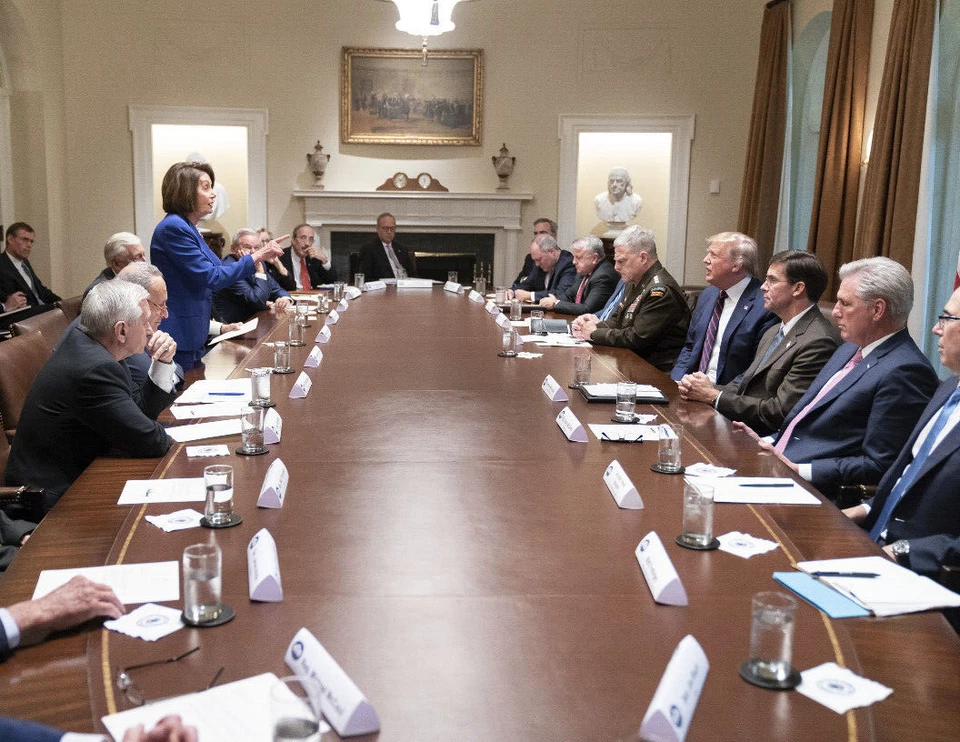Impresión fotográfica épica de Nancy Pelosi se enfrenta a Donald Trump en la Casa Blanca Foto 1 de 1