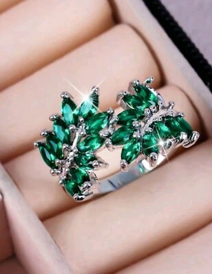 Коктейльное кольцо с имитацией изумрудных листьев фантазийный кубический цирконий посеребренное размер 8 - Изображение 1 из 4