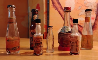 LOTE DE 7 BOTELLAS MINIATURA VACÍAS VINTAGE: PABST, COCA, PEPSI, CHIANTI, WHISKY Foto 1 de 4