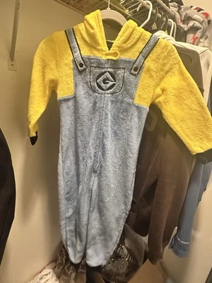 Pijama con capucha amarillo y azul con diseño juguetón Minion Foto 1 de 2