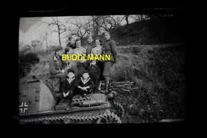 Foto Negativ Pz.Rgt.8 Panzersoldat Frauen Kinder auf Panzer 1 - Bild 1 von 2
