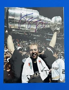 "Foto autografiada de 8x10"" de los patos de Anaheim de JS Gigiere con taza Stanley" - Imagen 1 de 2