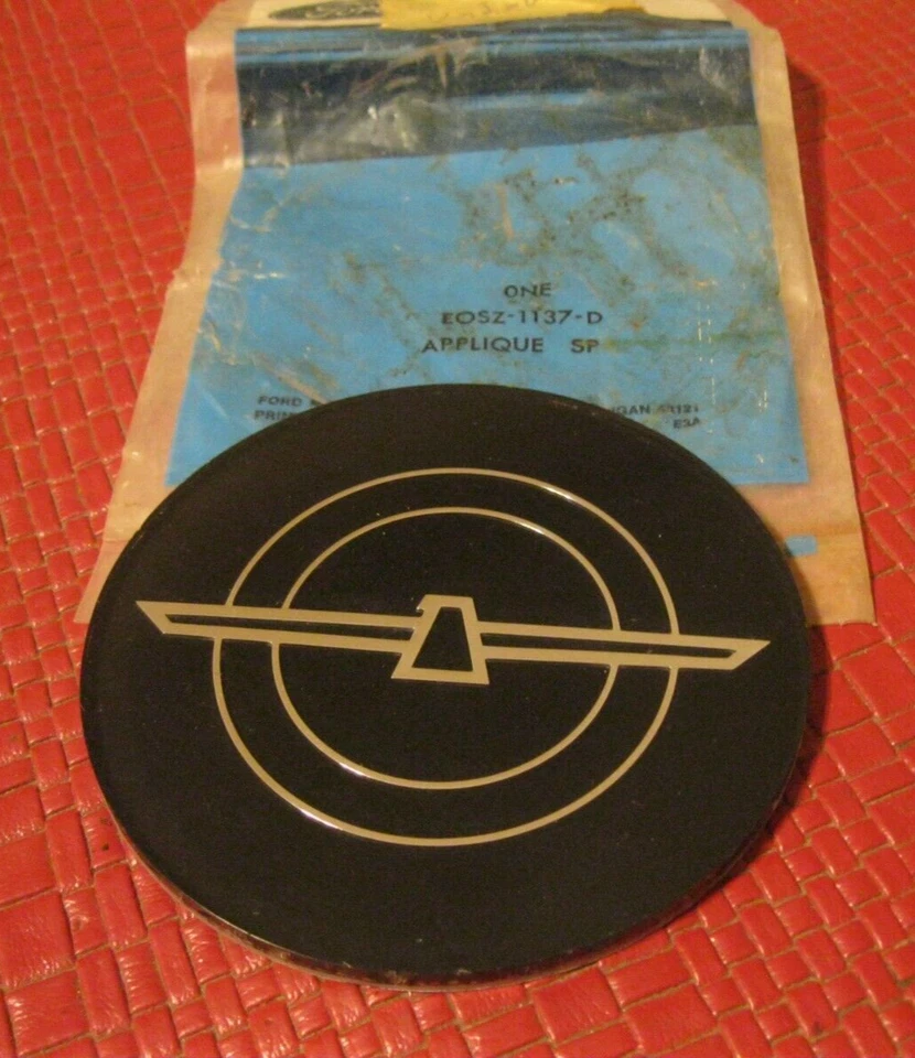 Emblema central da tampa do cubo Ford Thunderbird NOS 1980-1982 - Imagem 1 de 1