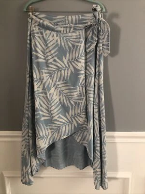 Falda envolvente Tencel alta baja con estampado de palma azul Soft Surroundings pequeña Foto 1 de 4