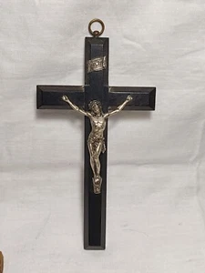 Crucifix Christ Argenté Sur Croix De Bois En Ébène Souvenir De Lourde - Picture 1 of 14