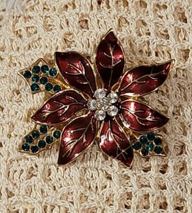 Broche de Navidad Lauren Conrad Esmalte Rojo, Estrás Transparente y Verde, Tono Dorado  - Imagen 1 de 4