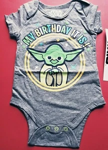 KIND STAR WARS YODA MEIN GEBURTSTAG ES IST GRAU GRÖSSE 12 MONATE BODY NEU MIT ETIKETT - Bild 1 von 12