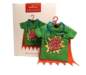 Hallmark 2022 Healthcare Hero Nurse Doctor Green Scrubs Andenken Weihnachtsschmuck - Bild 1 von 1
