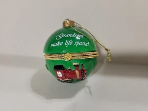 Vintage Schmuckschatulle Weihnachtsschmuck grün aufklappbar rund Enkel Emaille 2 Zoll - Bild 1 von 10