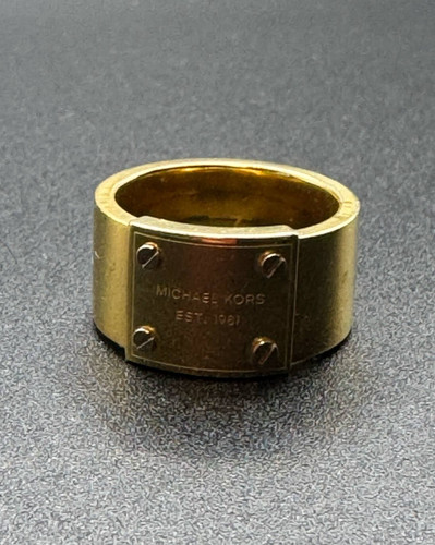 ANELLO logo MICHAEL KORS fascia larga placcato oro giallo placcato placca rivettata misura 7