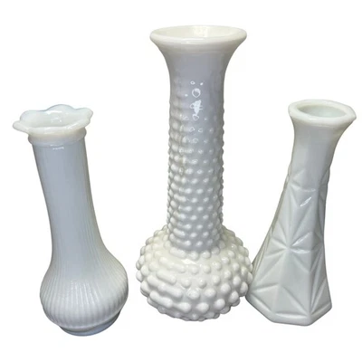 Набор из 3 винтажных ваз из белого молочного стекла с бутонами и геометрическими ребристыми цветами - Изображение 1 из 4