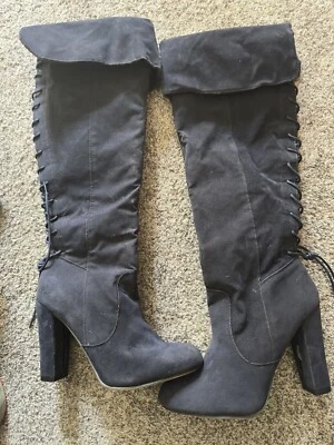 Botas Cassandra para mujer negras de gamuza tacón alto hasta el muslo talla 9,5 nuevas sin etiquetas Foto 1 de 4