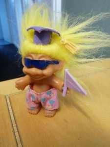 MUÑECA TROLL DE JUGUETE - ESTUDIANTE DE GRADO CON SOMBRERO DE MORTERO - MIRA. - Imagen 1 de 2